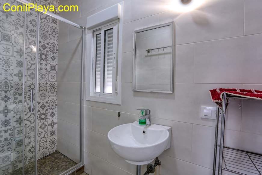 Cuarto de baño con placa de ducha.