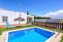 1 dormitorios,2 personas. apartamento con piscina privada ideal para parejas situado en zona muy tranquila y relajada. Dispone de porche, barbacoa, aparcamiento privado. 