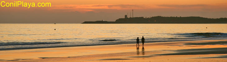 Paseo romántico por la playa de Conil al atardecer