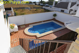 Piscina del apartamento en Conil.