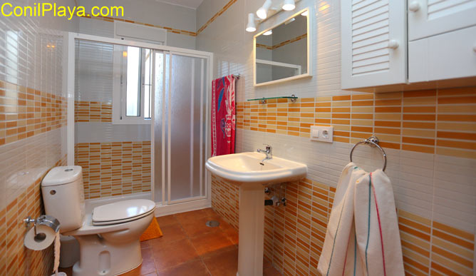 cuarto de baño con cabina de ducha