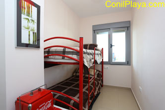 dormitorio con 2 camas literas