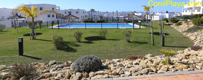 jardín y piscina de la urbanización