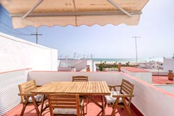 2 dormitorios,4 personas. Apartamento en Conil con bonitas vistas a la playa, en la calle Cadiz. Excelente terraza. 