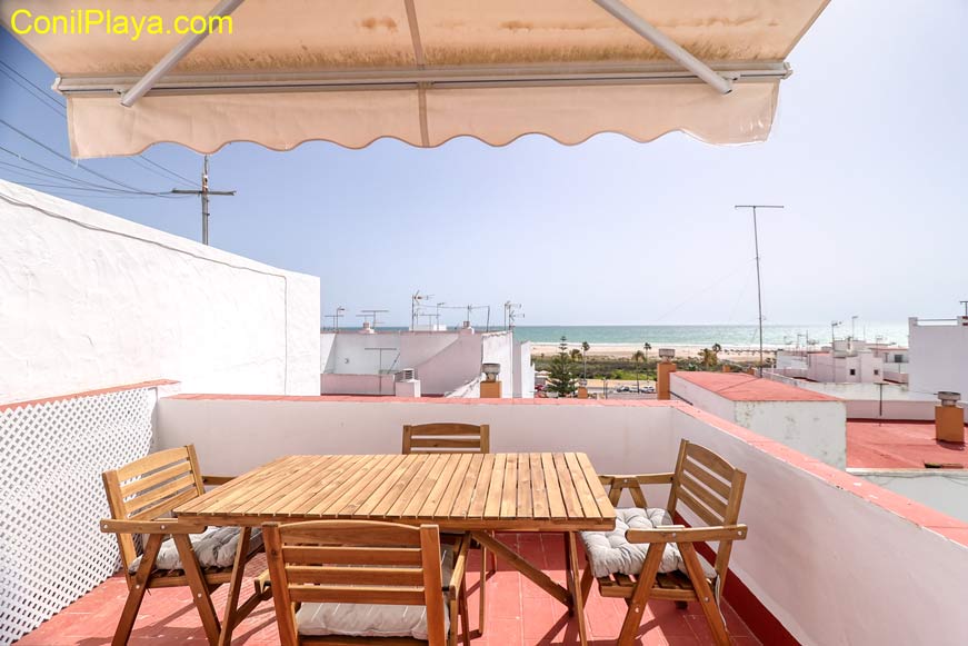 Terraza con vistas a la playa de los Bateles.