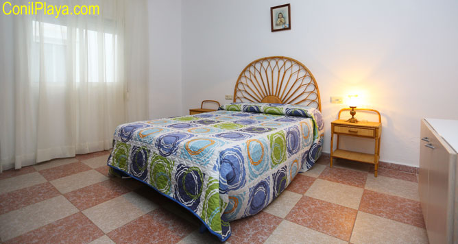 Dormitorio principal con cama de matrimonio.