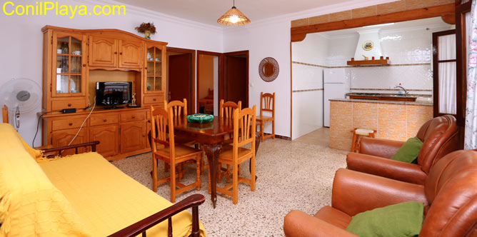 Vista del salón y parte de la cocina.