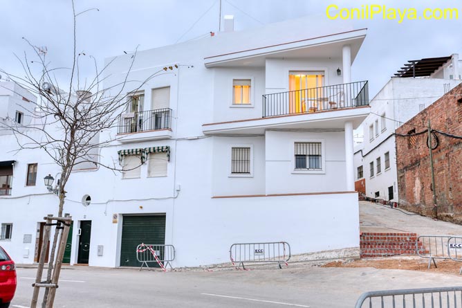 El apartamento se encuentra en la segunda planta, y es el que tiene balcon.