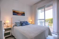 Excelente apartamento con vistas al mar muy cerca de la playa. Apartamento de 2 dormitorios, salón, cocina, baño y terraza con vista al mar, suelo de mármol, televisión, electrodomésticos. Situado en la c/ piedra la rendona nº20, zona tranquila.
Ver las fotos