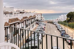 2 dormitorios,4 personas. Excelente apartamento con vistas al mar muy cerca de la playa. Apartamento de 2 dormitorios, salón, cocina, baño y terraza con vista al mar, suelo de mármol, televisión, electrodomésticos. Situado en la c/ piedra la rendona nº20, zona tranquila.
