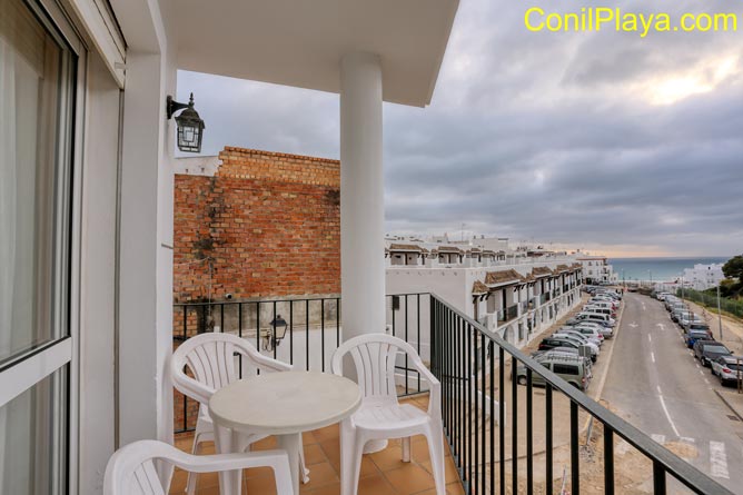 Vistas de la playa desde la terraza del apartamento.