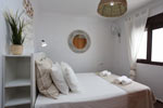 Apartamento con terraza y excelentes vistas al mar, muy céntrico, situado en la calle Cádiz, calle peatonal de Conil, muy cercana a la playa.
Apartamento de 3 dormitorios con capacidad para 6 o 7 personas.