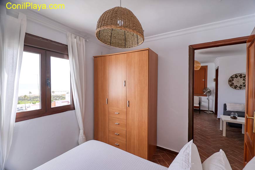 Dormitorio con 2 camas individuales.