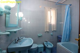 Cuarto de baño con bañera.