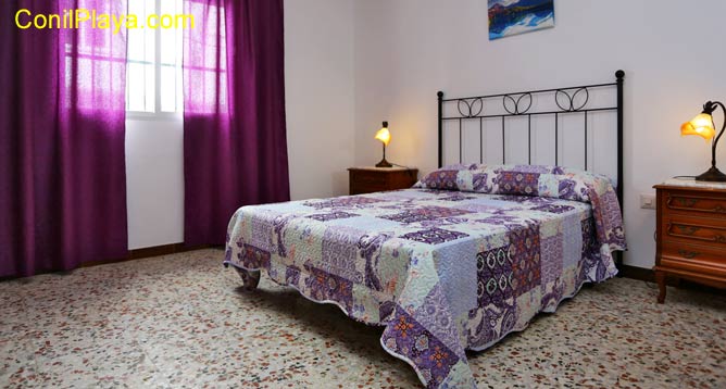 Dormitorio principal con cama de matrimonio.