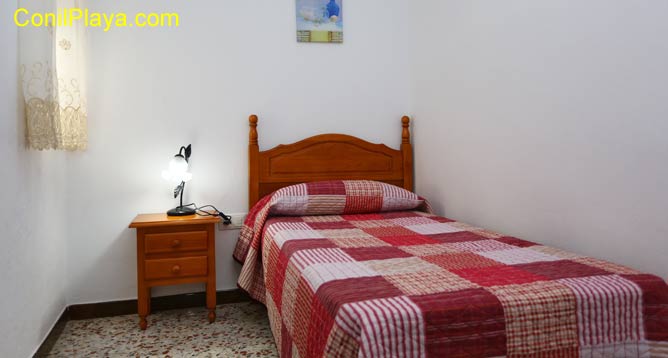 Habitación con una sola cama.