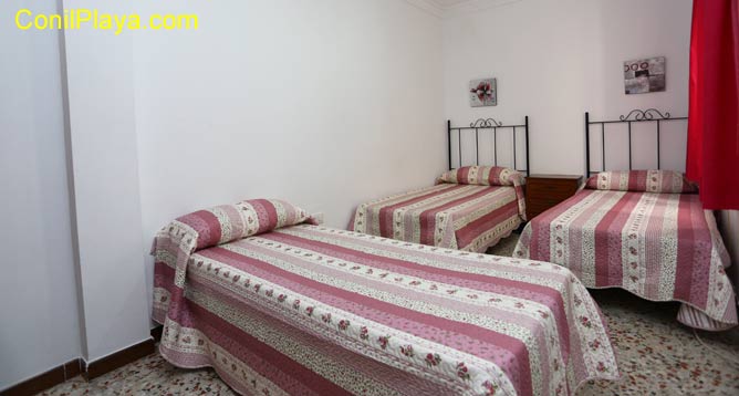 Dormitorio con 2 camas individuales.