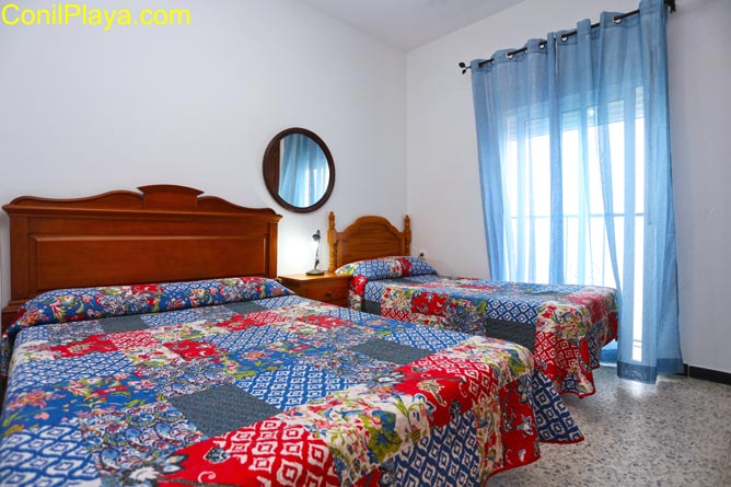 El segundo dormitorio tiene tambén una cama de matrimonio y una cama individual.