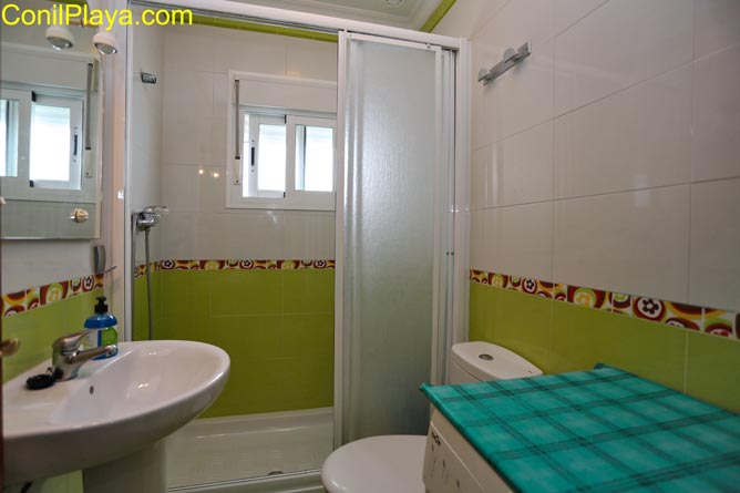 Cuarto de baño con placa de ducha.