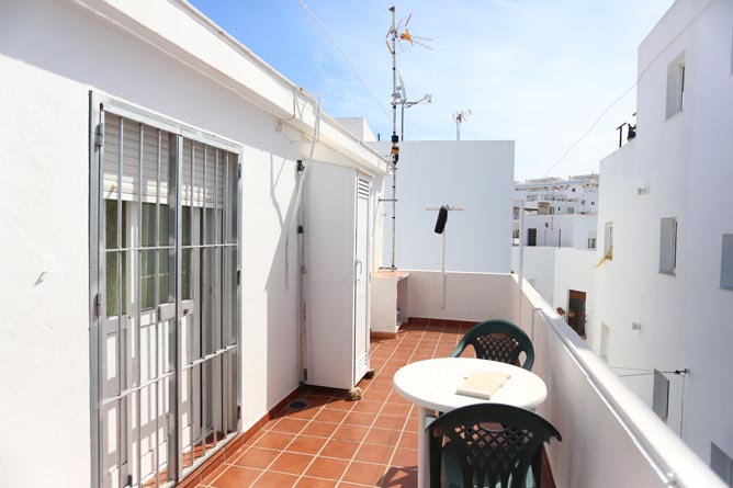 La terraza está compartida con el propiertario de la casa que vive debajo. Sólo la usa para tender la ropa.