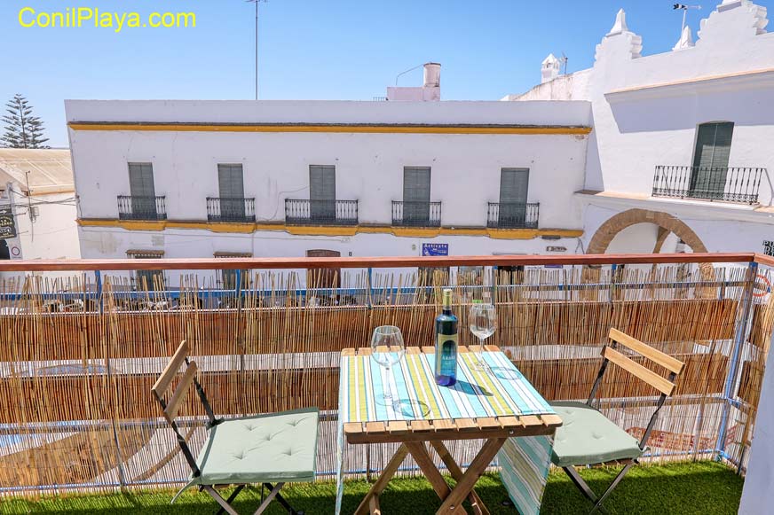 Balcon con mesa y sillas.