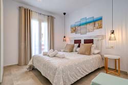 Estupendo apartamento con patio interior privado y azotea privada en zona muy tranquila, cerca del centro. Excelentes vistas a Conil
Cuenta con un dormitorio y capacidad para 4 personas.