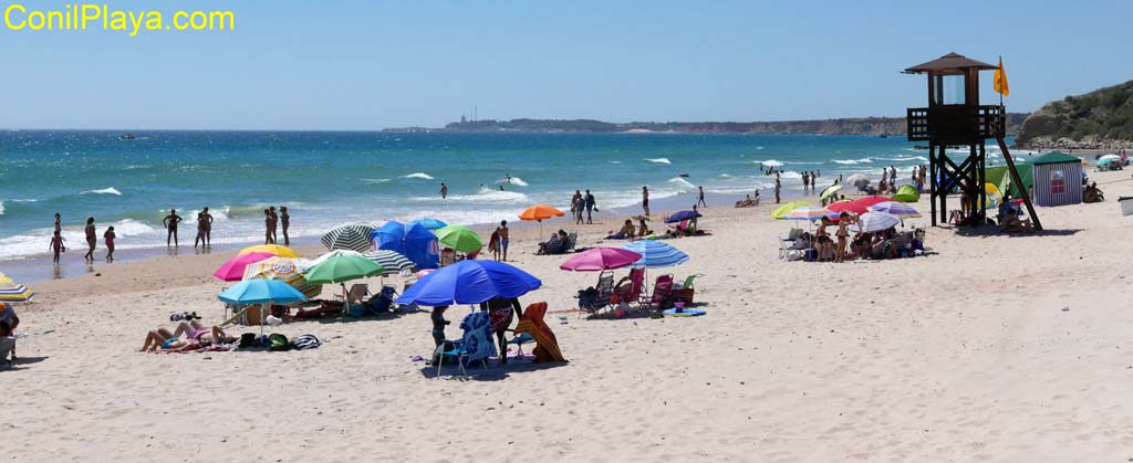 varias personas tomando el sol en la playa de la Fontanilla