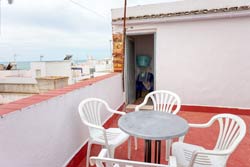 2 dormitorios,4 personas. Terraza con vistas al mar. Apartamento de nueva construcción, muy céntrico y cerca de la playa. Mobiliario nuevo. Se encuentra en la calle Gardenia, en una calle peatonal con un patio de vecinos muy tranquilo. Cerca de la playa andando. 