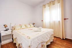 Excelente terraza con vistas al mar. Bonito apartamento de nueva construcción, muy céntrico y cerca de la playa. Mobiliario nuevo. Se encuentra en la calle Piedra de la Rendona, en una calle peatonal con un patio de vecinos muy tranquilo.
Apartamento de 2 dormitorios y capacidad de 3 a 5 personas.