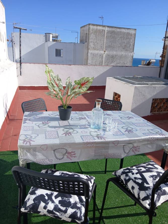 terraza con vistas a conil y a la playa.