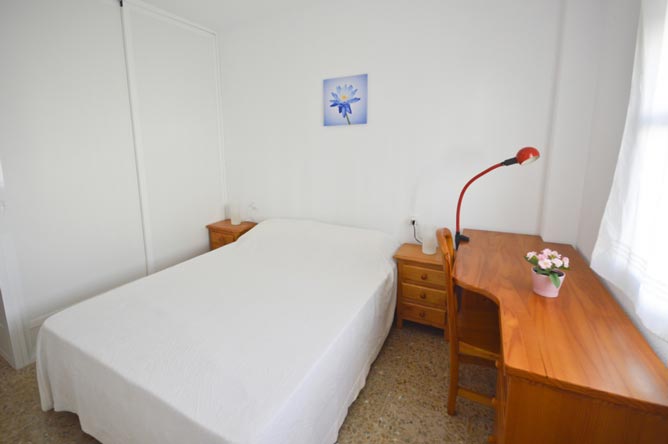 Armario y escritorio del dormitorio principal