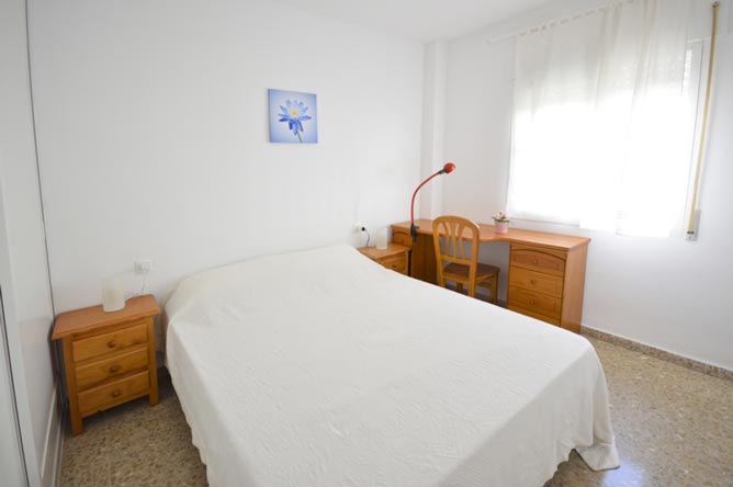 Dormitorio principal con cama de matrimonio.