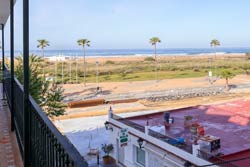 2 dormitorios,4 personas. Apartamento en primera linea de playa con vistas al mar. Muy céntrico, cerca de la Torre de la Atalaya. Ideal para pasar las vacaciones cerca de la playa.
