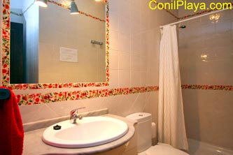 Cuarto de baño con placa de ducha.