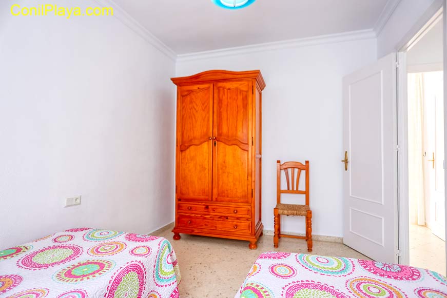 dormitorio con 2 camas individuales