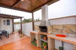 Apartamento con piscina privada situado en zona muy tranquila, a 5 minutos de Conil y a 4 minutos de la playa de El Puntalejo. Muy cerca de las Calas de Roche.
capacidad para 6 personas