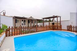 3 dormitorios,6 personas. Apartamento con piscina privada situado en zona muy tranquila, a 5 minutos de Conil y a 4 minutos de la playa de El Puntalejo. Muy cerca de las Calas de Roche.

