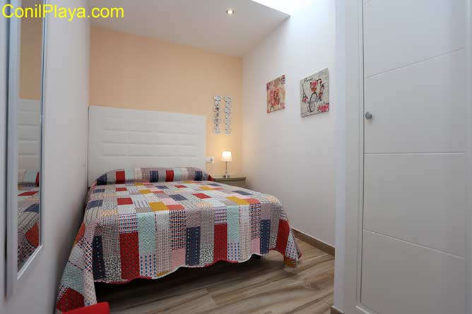 Dormitorio principal con cama de matrimonio