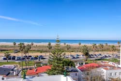 2 dormitorios,4 personas. Se encuentra muy cerca de la playa andando, a 200 metros. Situada en pleno centro turístico de Conil, cerca de la Torre de Guzmán y de la calle Cádiz. 