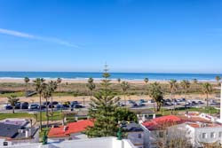 3 dormitorios,5 personas. Apartamento de 3 dormitorios para vacaciones en Conil, en el calle carril de la Fuente, con terraza. aire acondicionado y cerca de la playa andando. Junto a la Torre de Guzman. 