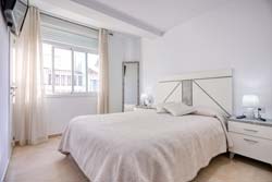 Se encuentra muy cerca de la playa andando. en pleno centro turístico de Conil, cerca de la Torre de Guzmán. en la calle Cádiz.
Apartamento para vacaciones en Conil de 3 dormitorios. 6 Personas, 2 camas de matrimonio.