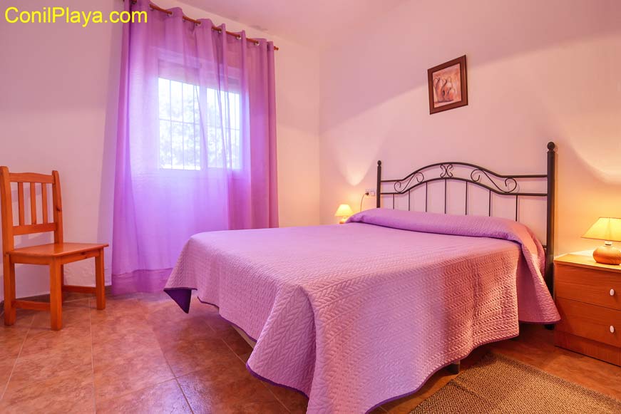 Dormitorio principal con cama de matrimonio.