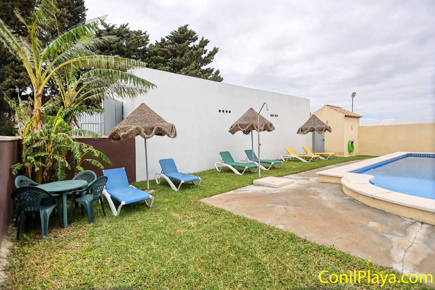 sombrillas piscina