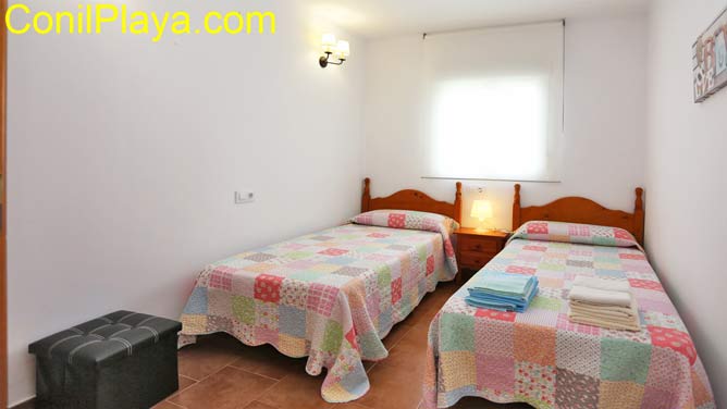 Dormitorio con 2 camas de matrimonio.