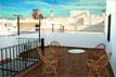 A 900 mts de playa. Alquiler apartamento de 2 dormitorios en zona tranquila del centro de Conil. Amplia Terraza con mesa y sillas. Dispone de aire acondicionado y wifi. Es muy luminoso y tranquilo.
Ver las fotos