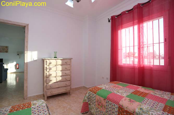 armario del dormitorio con 2 camas