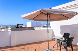 1 dormitorios,2 personas. Estupendo apartamento de 1 dormitorio con terraza situado en zona muy tranquila, cerca de la playa y del centro y está bien comunicado. Ideal vacaciones de verano. Dispone de aire acondicionado.