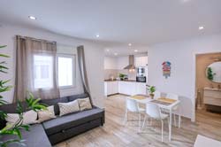 Aire acondicionado en todos los dormitorios, azotea con bonitas vistas. Situado en zona tranquila y con aparcamiento, cerca de supermercados. Muy bien comunicado.
Apartamento de 2 dormitorios.
