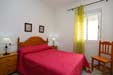 Apartamento con terraza y aire acondicionado. Situado en zona con aparcamiento y zonas ajardinadas. Cerca del Mercadona
2 dormitorios para 4-5 personas.