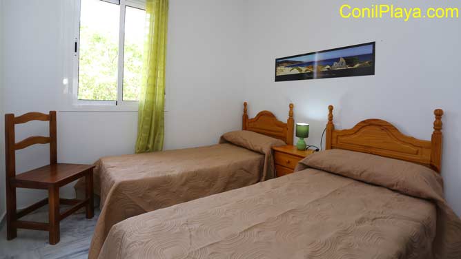 Dormitorio con 2 camas individuales.